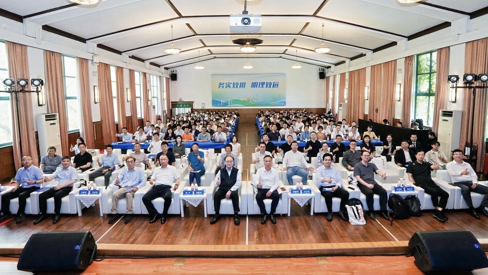 “光伏新纪元:光伏领域前沿技术迭代与新能源时代背景下高素质人才培养”主题论坛在我校举办 “光伏新纪元:光伏领域前沿技术迭代与新能源时代背景下高素质人才培养”主题论坛在我校举办